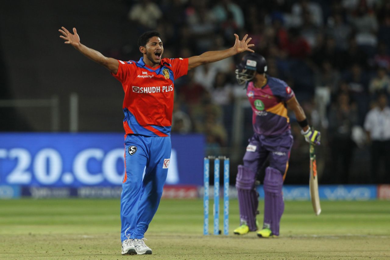 Basil Thampi appeals for the wicket of Manoj Tiwary, Rising Pune Supergiant v Gujarat Lions, IPL 2017, Pune, May 1, 2017