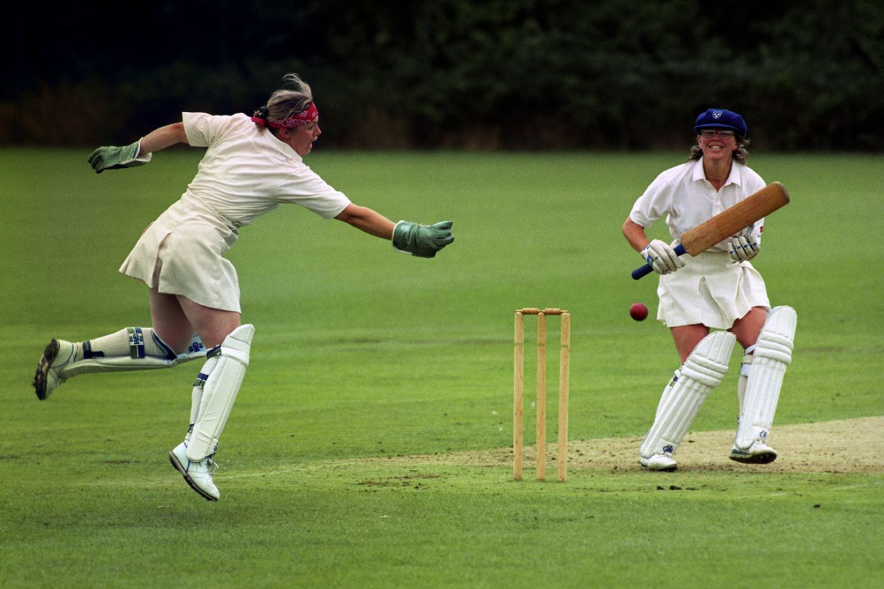 Sandra Dawson puts down Carole Hodges, to the latter's apparent delight, England v Ireland, Women's World Cup, 11th match, Reading, July 24, 1993