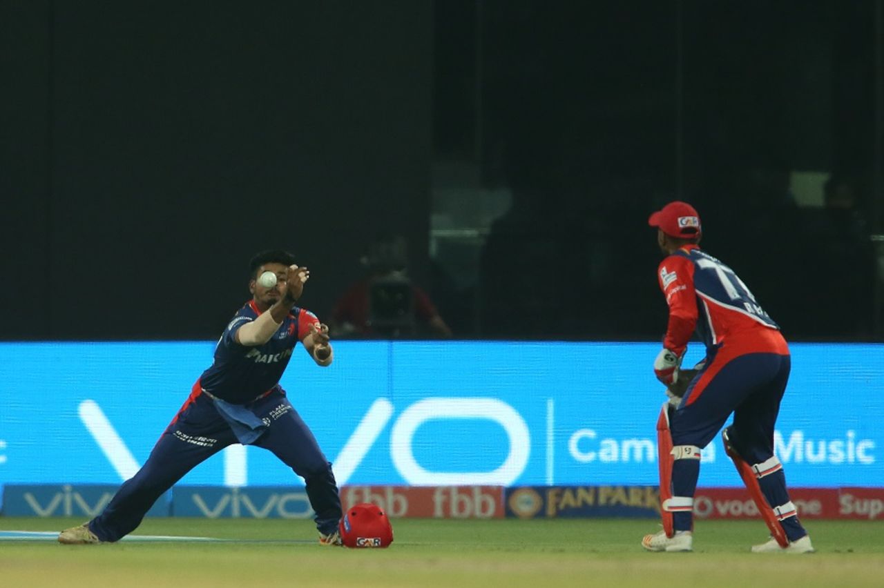 Rishabh Pant looks on as Shreyas Iyer spills the ball at first slip, Delhi Daredevils v Gujarat Lions, IPL 2017, Delhi, May 4, 2017
