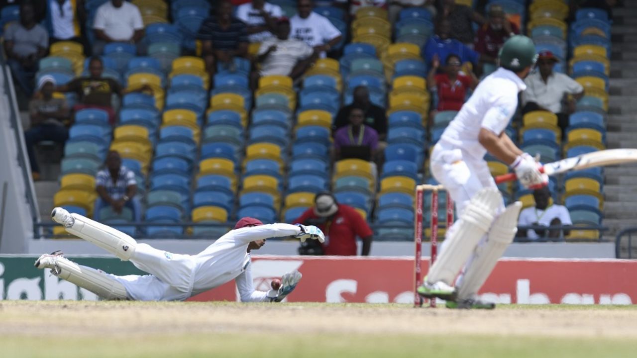 Shane Dowrich dives for the ball, West Indies v Pakistan, 2nd Test, Bridgetown, 5th day, May 4, 2017