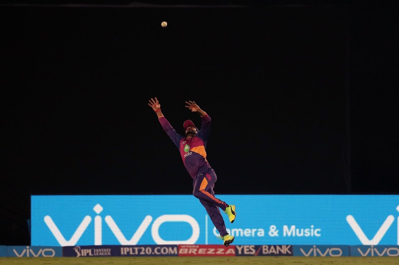 Manoj Tiwary put in a valiant effort but failed to take Yuvraj Singh's catch, Sunrisers Hyderabad v Rising Pune Supergiant, IPL 2017, Hyderabad, May 6, 2017