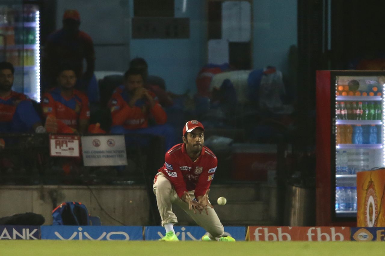 Gurkeerat Singh Mann got both hands to a low chance but couldn't hold on Dwayne Smith's catch, Kings XI Punjab v Gujarat Lions, IPL 2017, Mohali, May 7, 2017