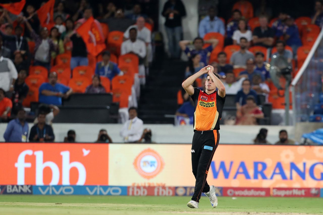 Moises Henriques held on to a catch at cover to send Hardik Pandya back, Sunrisers Hyderabad v Mumbai Indians, IPL 2017, Hyderabad, May 8, 2017