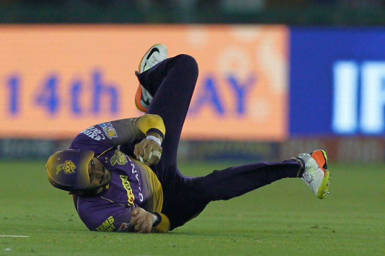Manish Pandey tumbles while stopping a ball, Kings XI Punjab v Kolkata Knight Riders, IPL 2017, Mohali, May 9, 2017