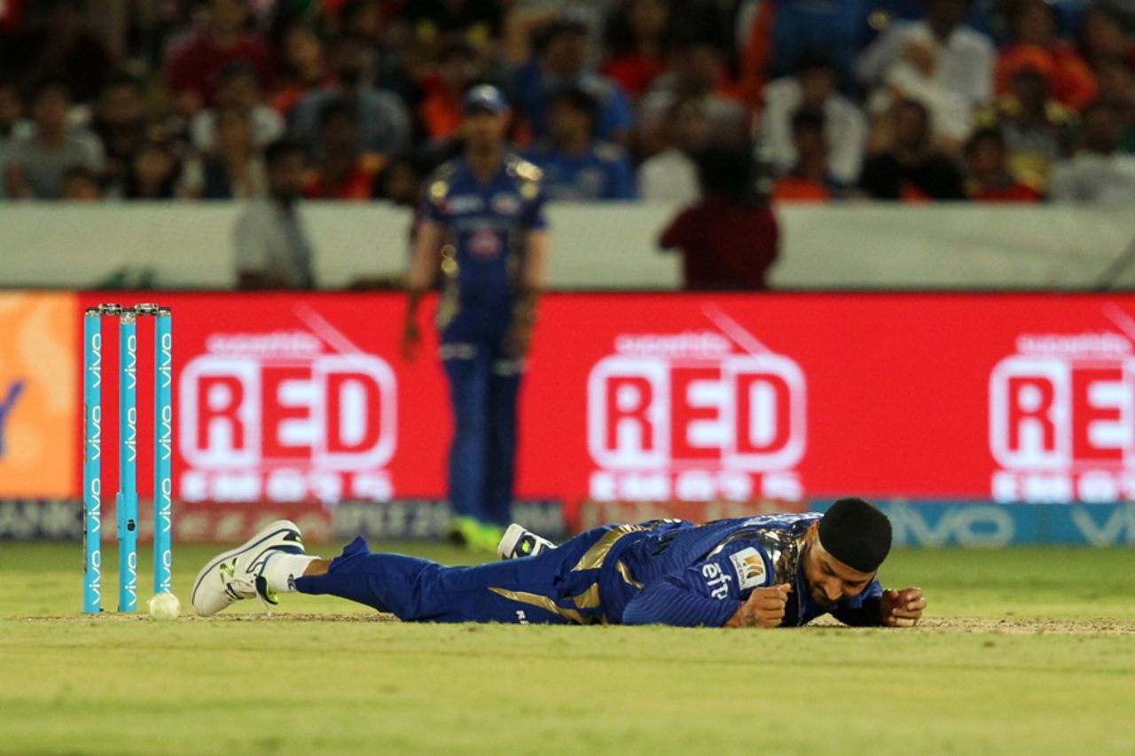 Harbhajan Singh fell awkwardly while trying to snaffle a return catch, Sunrisers Hyderabad v Mumbai Indians, IPL 2017, Hyderabad, May 8, 2017
