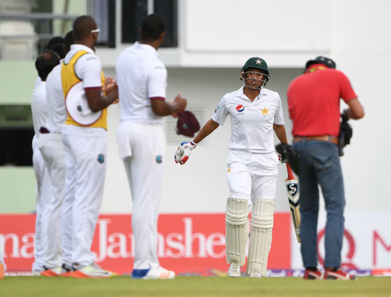 Younis Khan is given a guard of honour by Jason Holder and company, West Indies v Pakistan, 3rd Test, Day 1, Roseau, May 10, 2017