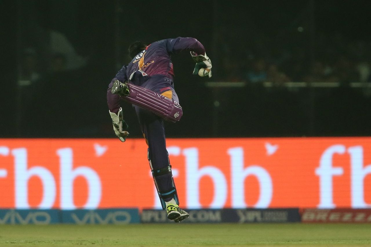 MS Dhoni took a leaping catch to send back Marlon Samuels, Delhi Daredevils v Rising Pune Supergiant, IPL 2017, Delhi, May 12, 2017
