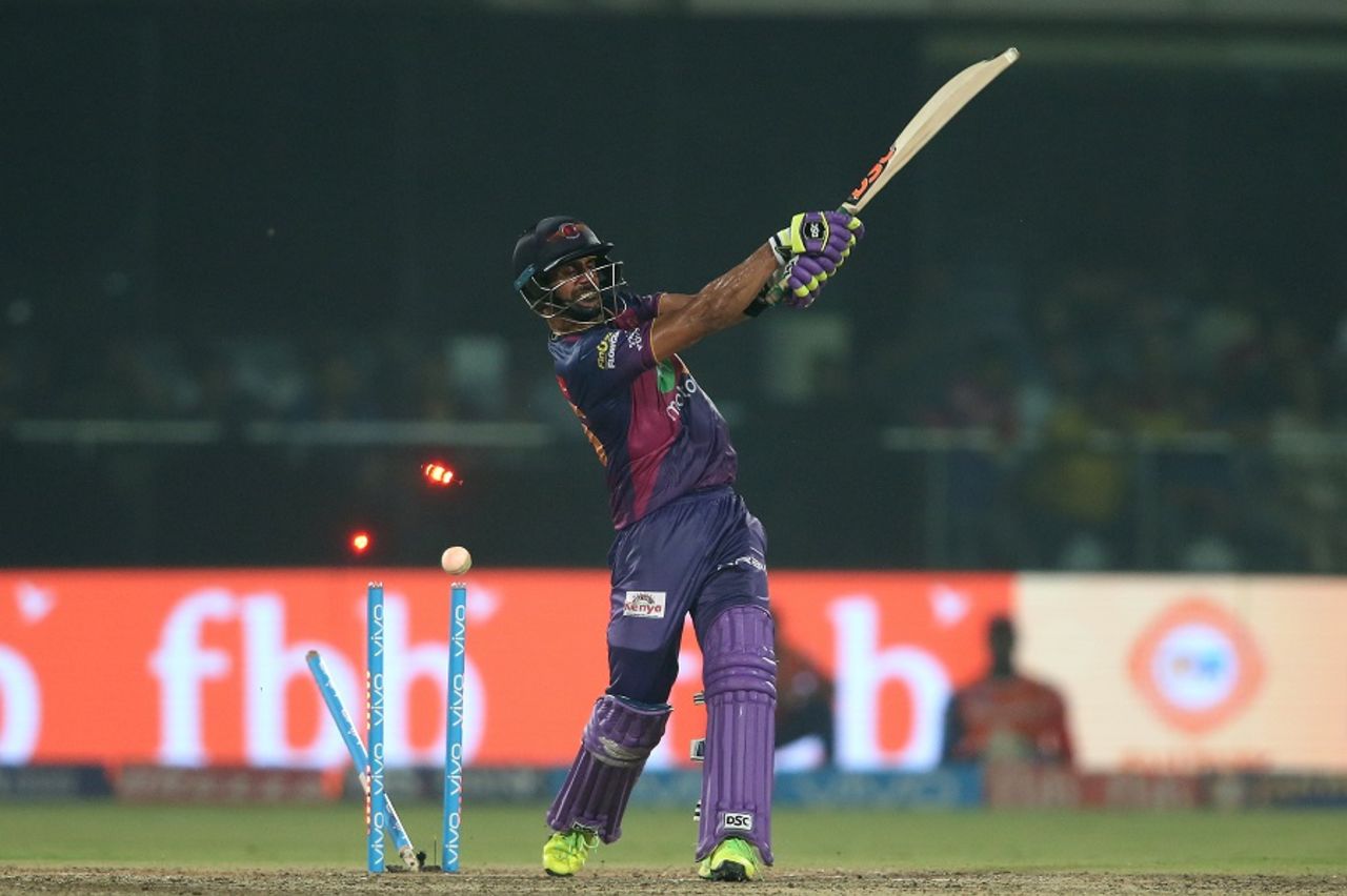 Manoj Tiwary was bowled off the last ball of the chase, Delhi Daredevils v Rising Pune Supergiant, IPL 2017, Delhi, May 12, 2017