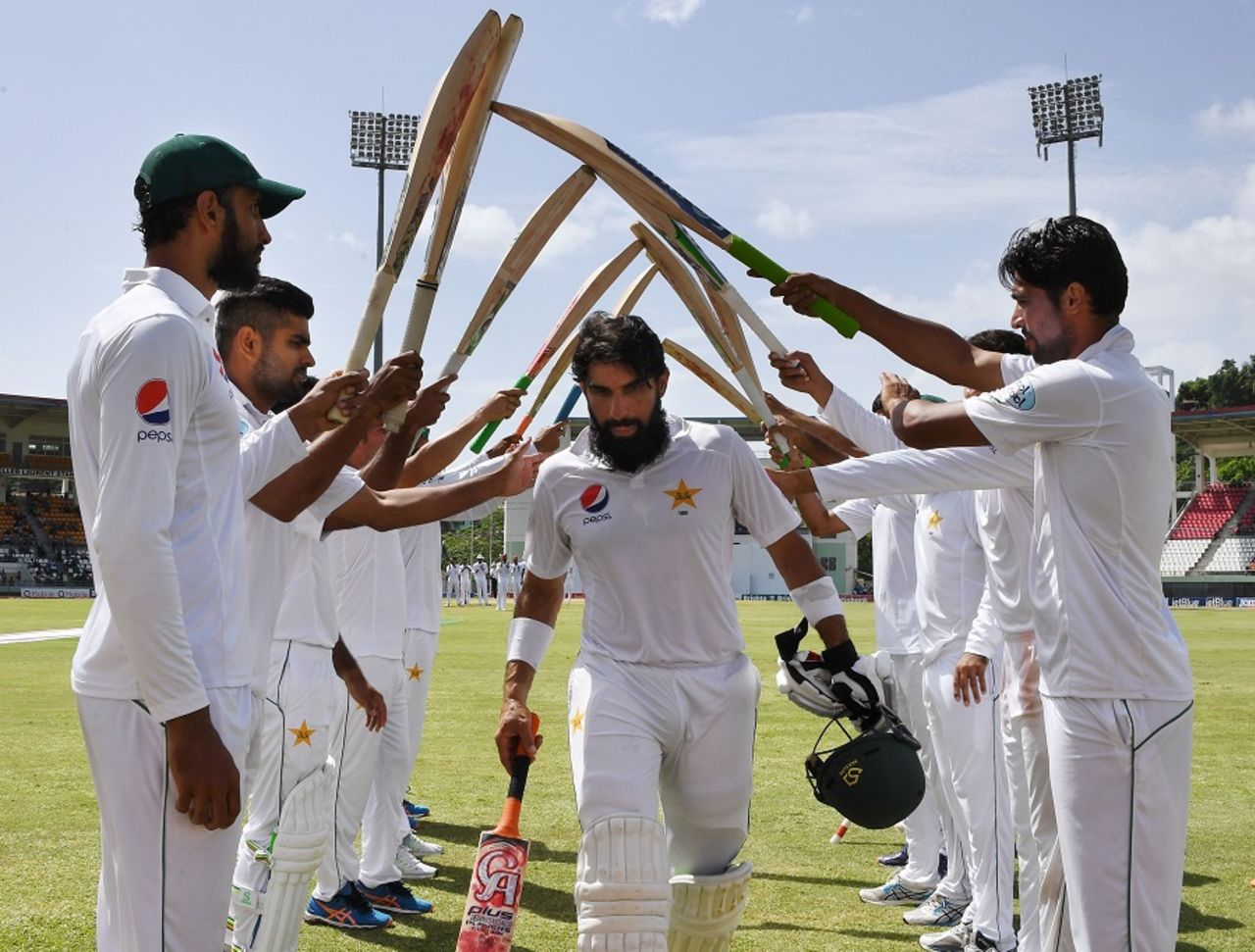 Misbah-ul-Haq walks out to a guard of honour after being dismissed for the final time, West Indies v Pakistan, 3rd Test, Roseau, 4th day, May 13, 2017