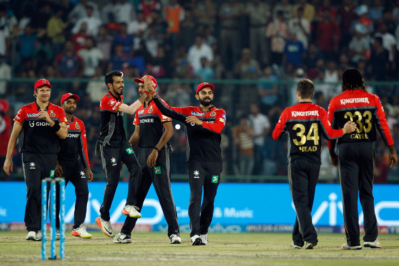 RCB get together after Travis Head's double-wicket over, Delhi Daredevils v Royal Challengers Bangalore, IPL 2017, Delhi, May 14, 2017