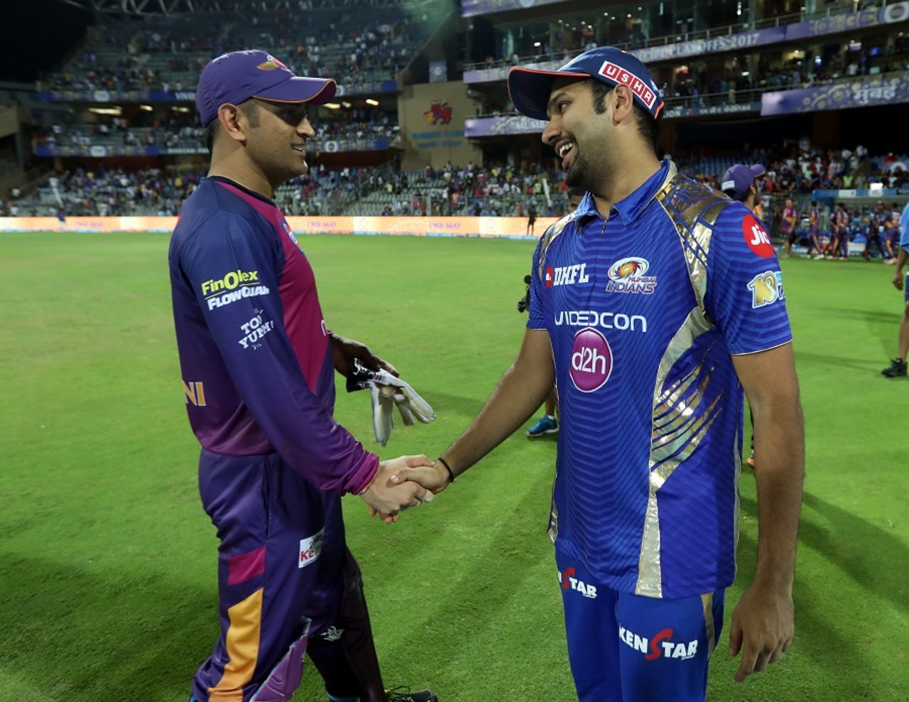 MS Dhoni and Rohit Sharma share a moment after the end of the qualifier, Mumbai Indians v Rising Pune Supergiant, Qualifier 1, IPL, Mumbai, May 16, 2017