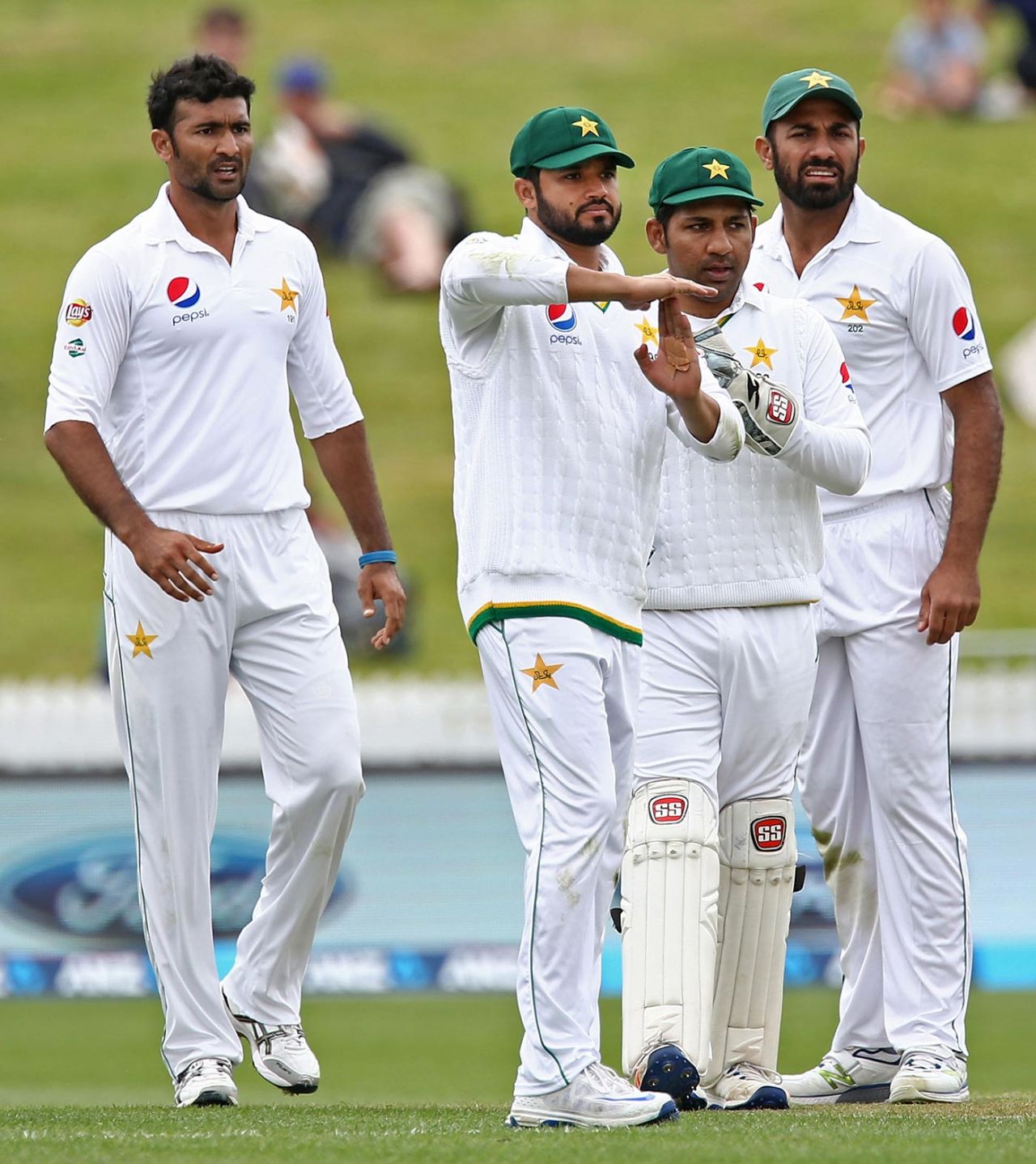 Azhar Ali asks for a review, New Zealand v Pakistan, 2nd Test, Hamilton, day one, November 25, 2016