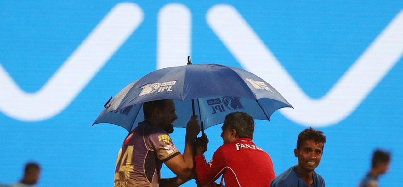Yusuf Pathan finds shelter in time as rain returns at the M Chinnaswamy Stadium, Sunrisers Hyderabad v Kolkata Knight Riders, Eliminator, IPL 2017, Bangalore, May 17, 2017