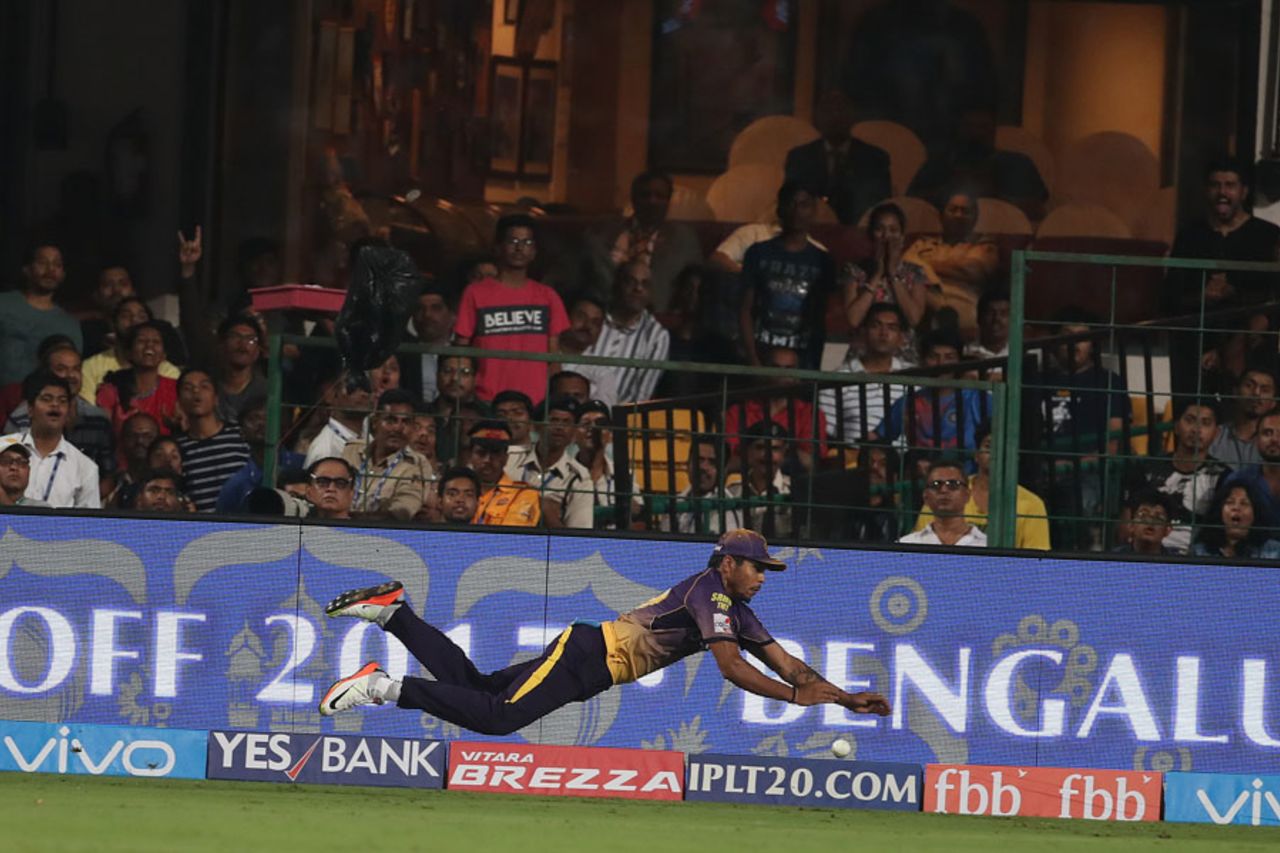 Umesh Yadav dives to his left to try and stop the boundary, Mumbai Indians v Kolkata Knight Riders, Qualifier 2, IPL 2017, Bengaluru, May 19, 2017