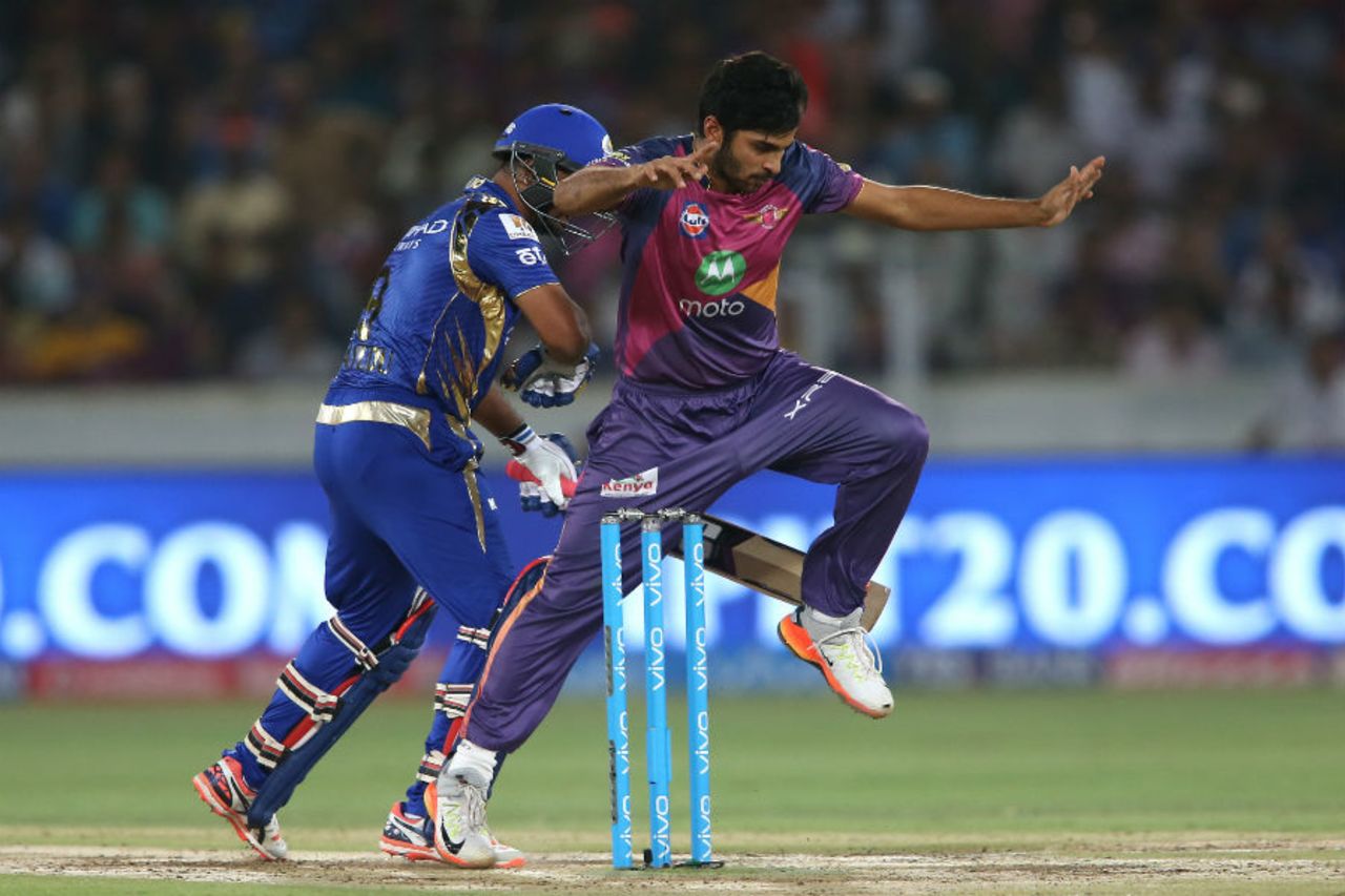 Shardul Thakur shows exemplary commitment on the field in trying for a run-out, Mumbai Indians v Rising Pune Supergiant, IPL final, Hyderabad, May 21, 2017 