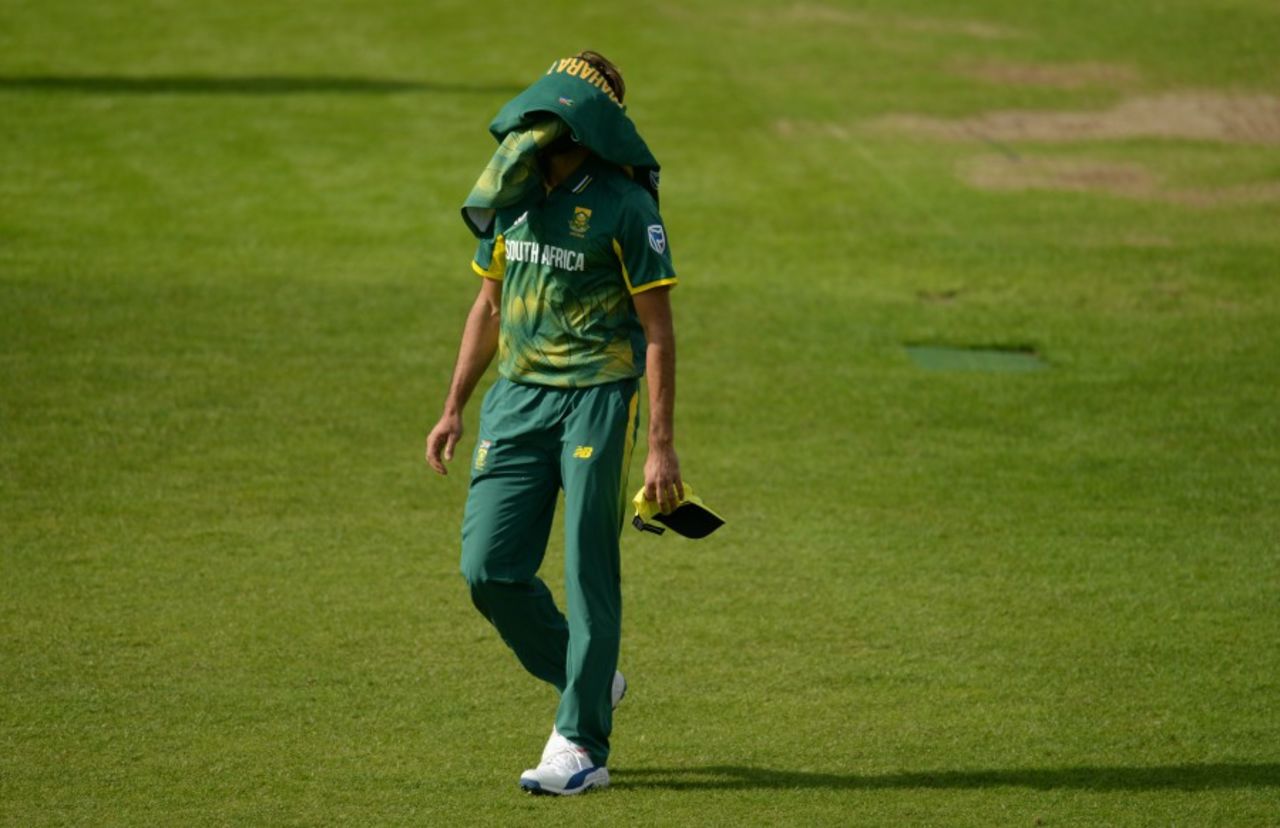 Imran Tahir was upset with something as he walks away, Northamptonshire v South Africans, Northampton, May 21, 2017