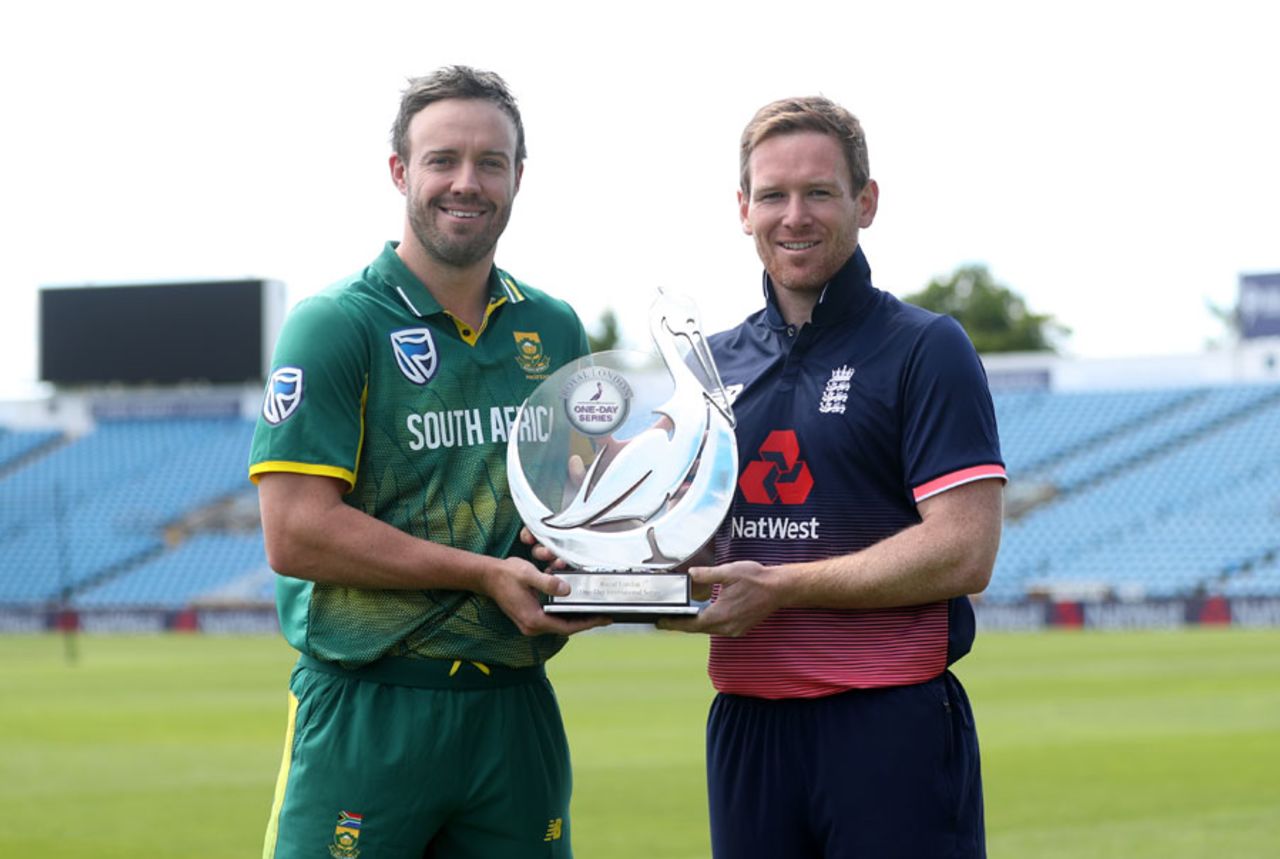 AB de Villiers and Eoin Morgan pose with the series trophy, Headingley, May 23, 2017