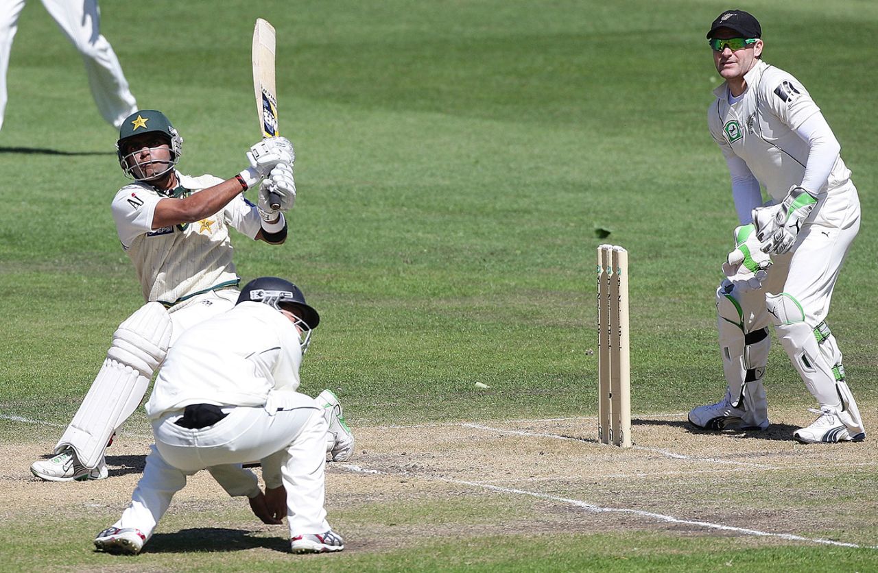 Umar Akmal hits a six, New Zealand v Pakistan, 1st Test, Dunedin, 3rd day, November 26, 2009