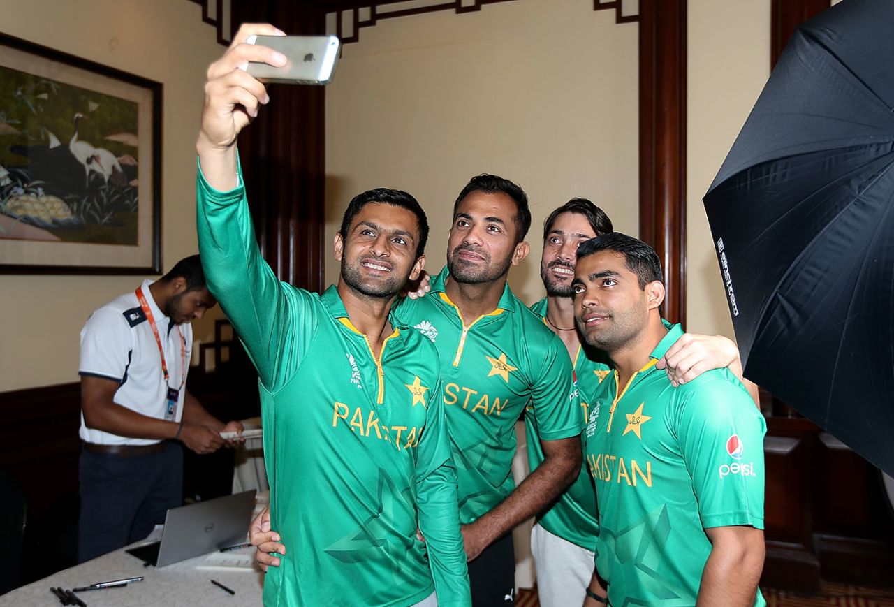 Shoaib Malik, Wahab Riaz, Anwar Ali and Umar Akmal take a selfie, World T20, Kolkata, March 14, 2016