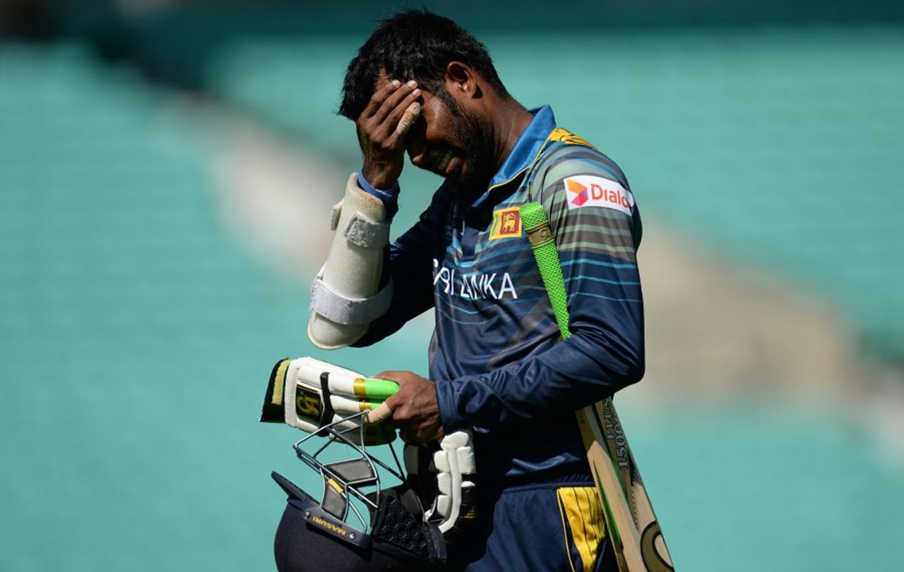 A despondent Upul Tharanga leaves the field, Sri Lankans v Australians, warm-up match, Champions Trophy 2017, Oval, May 26, 2017