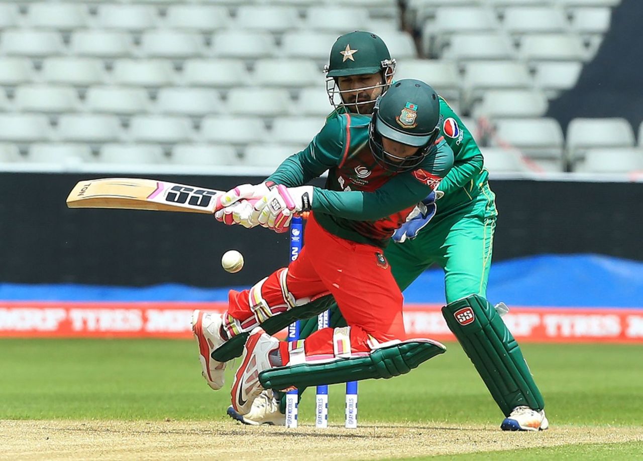 Mushfiqur Rahim gets into a tangle, Bangladesh v Pakistan, Champions Trophy warm-ups, Birmingham, May 27, 2017
