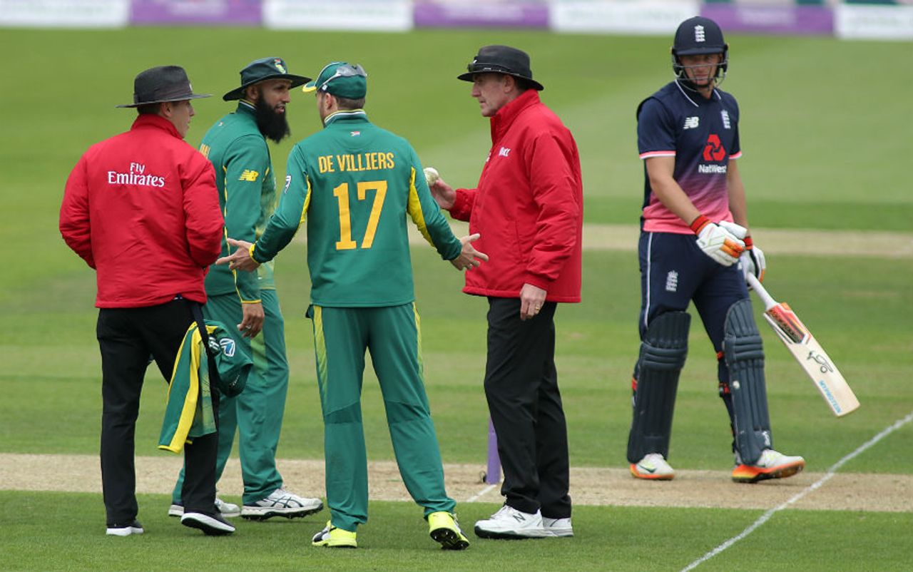 AB de Villiers was upset when the umpires, Chris Gaffeney and Rob Bailey, queried the state of one of the match balls, England v South Africa, 2nd ODI, Ageas Bowl, May 27, 2017