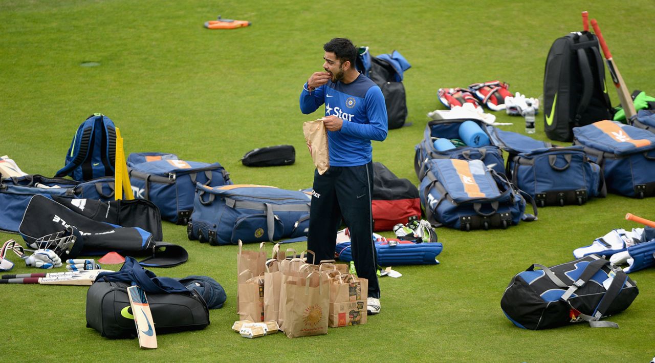 Virat Kohli eats takeaway food, Headingley, September 4, 2014