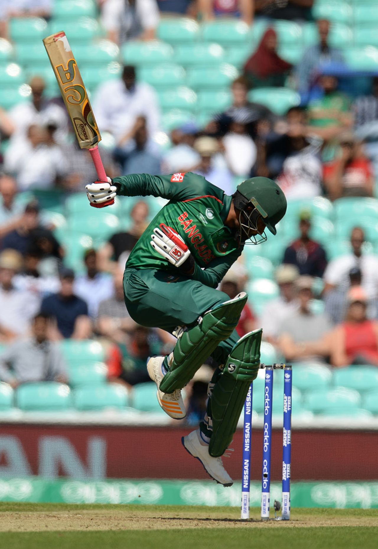 Tamim Iqbal got into a tangle against a short ball
, England v Bangladesh, Champions Trophy, Group A, The Oval, June 1, 2017