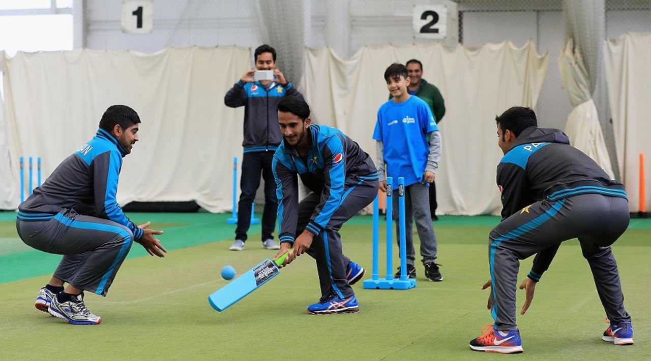 Haris Sohail and Hassan Ali play cricket with some schoolchildren, Birmingham, June 5, 2017