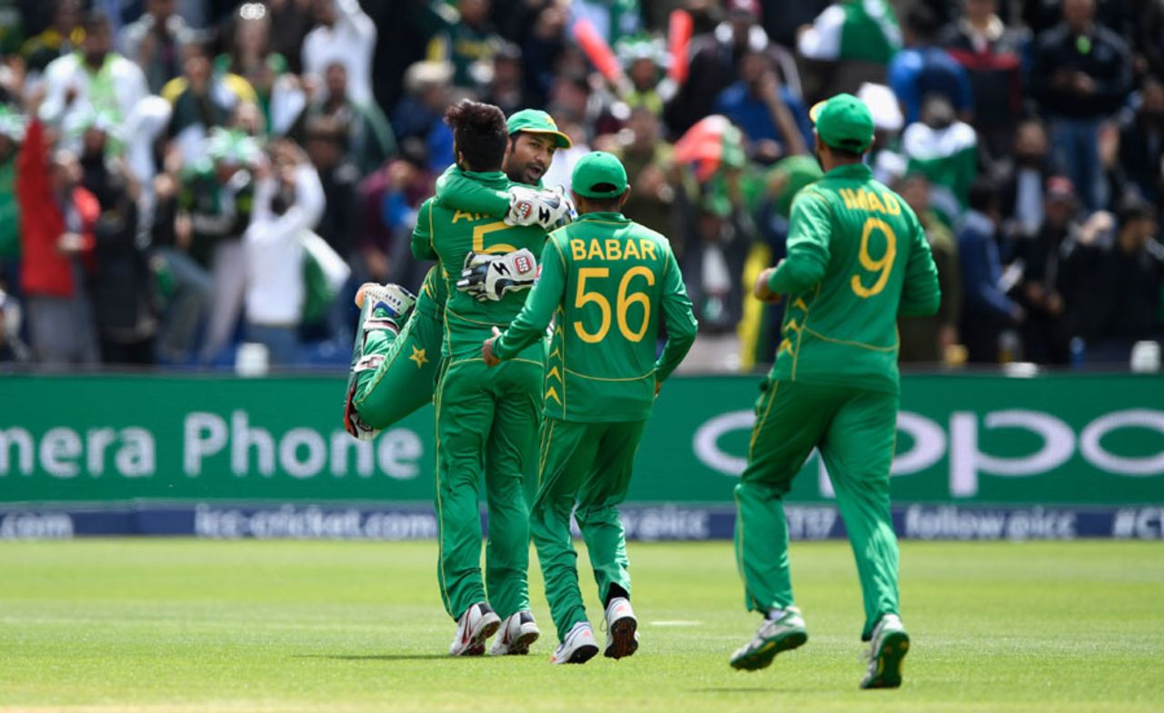 Sarfraz Ahmed embraces Mohammad Amir after they combined to dismiss Niroshan Dickwella, Champions Trophy 2017, Group B, Cardiff, London, June 12, 2017