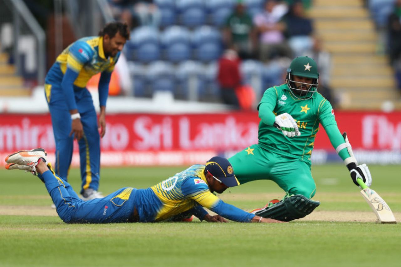 Azhar Ali collides into Danushka Gunathilaka as he scampers a quick single, Sri Lanka v Pakistan, Champions Trophy, Group B, Cardiff, June 12, 2017