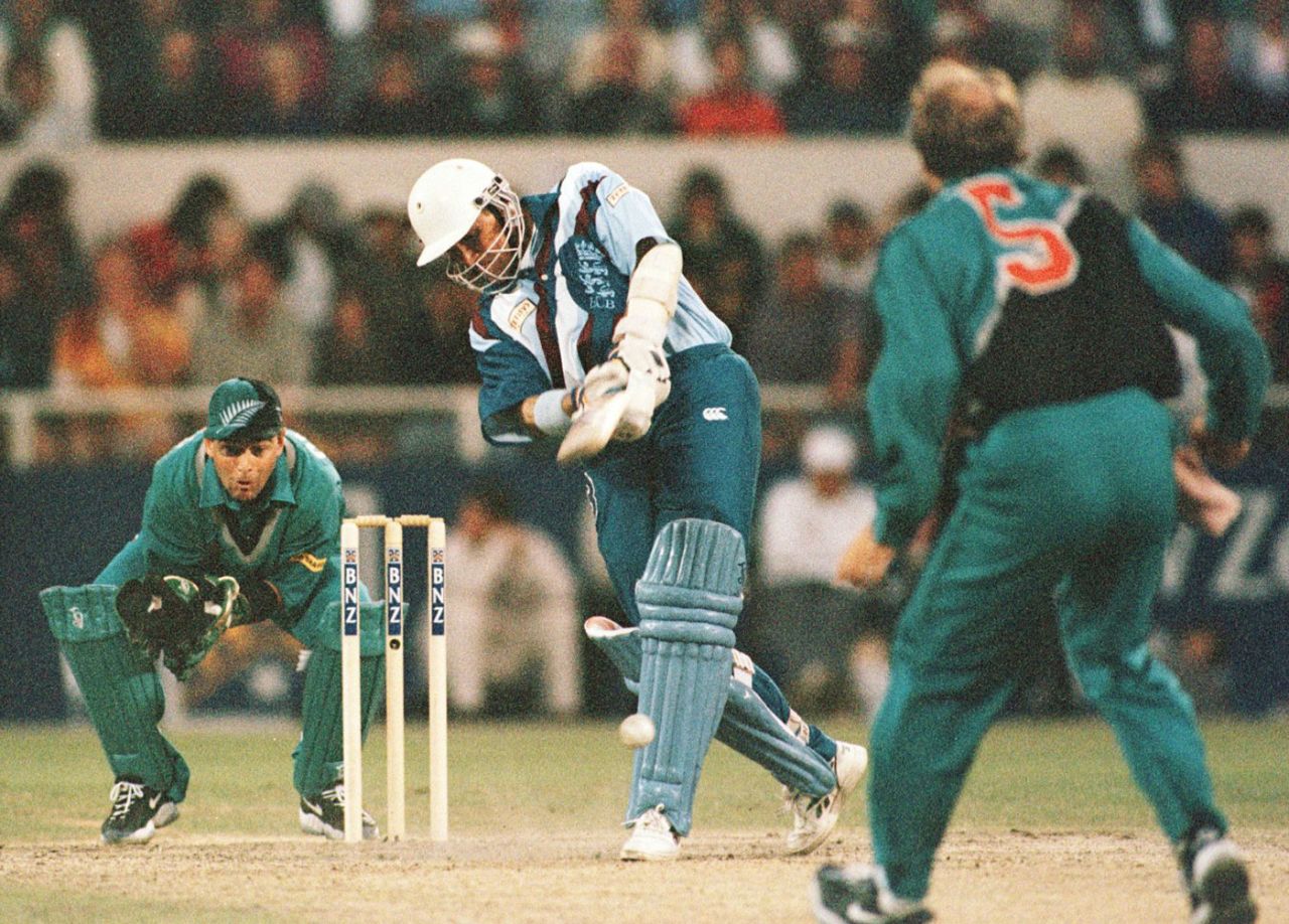 Keeper Lee Germon stands up to the stumps while Chris Harris bowls to Alec Stewart, New Zealand v England, 1st ODI, Christchurch, February 20, 1997