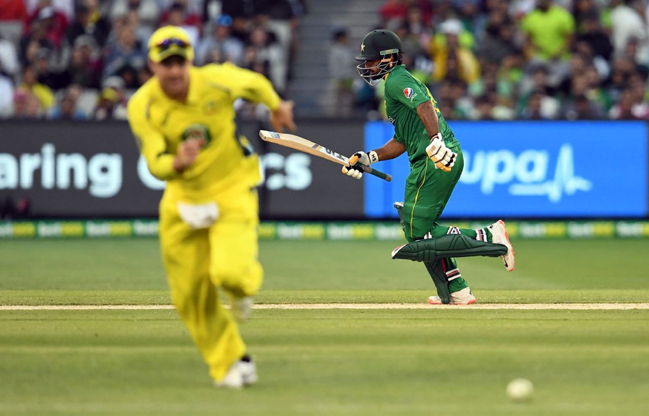 Mohammad Hafeez sets off for a run while Travis Head chases the ball, Australia v Pakistan, 2nd ODI, Melbourne, January 15, 2017