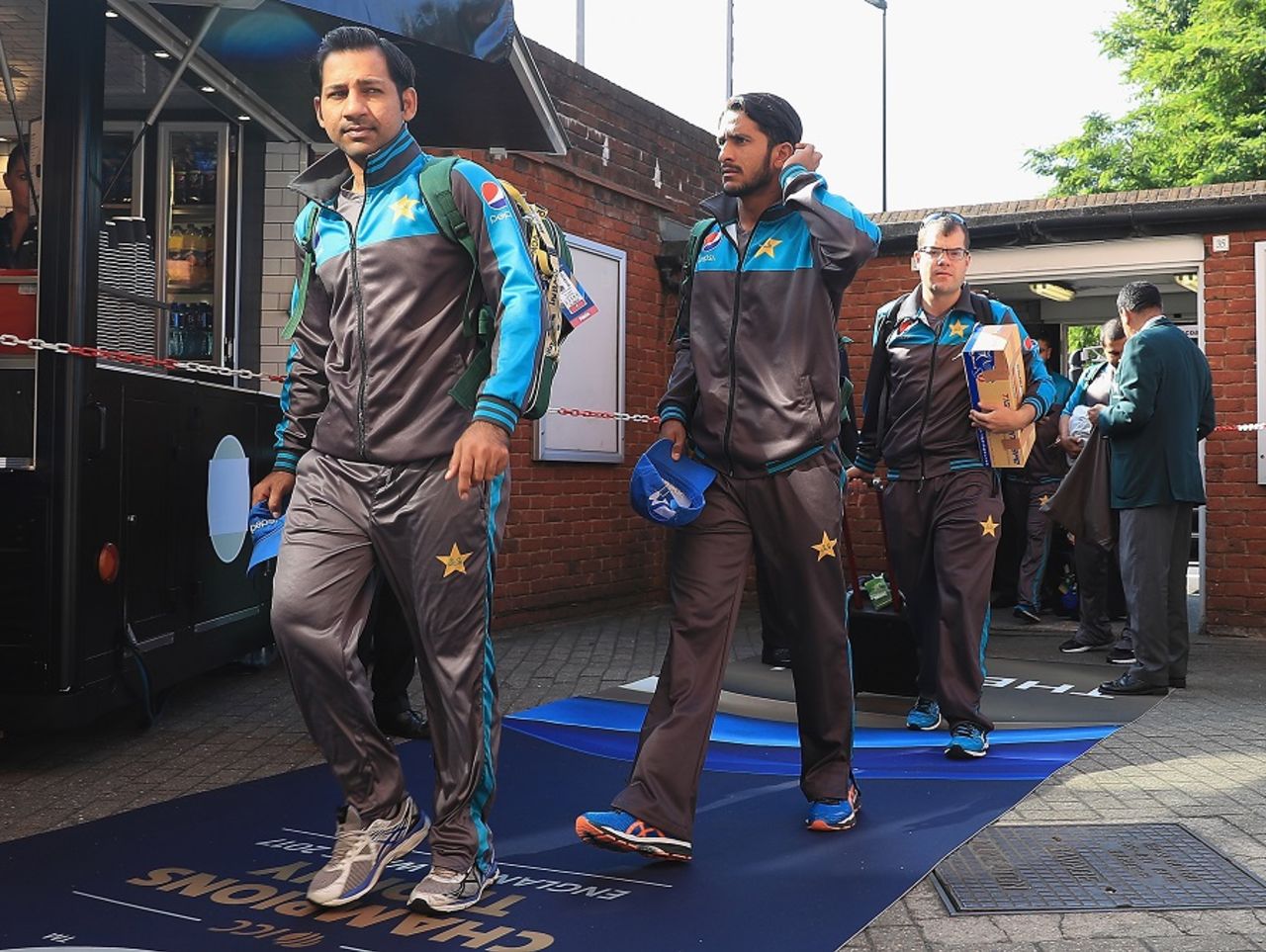 Sarfraz Ahmed and Hasan Ali step in to work, Final, Champions Trophy 2017, The Oval, London, June 18, 2017