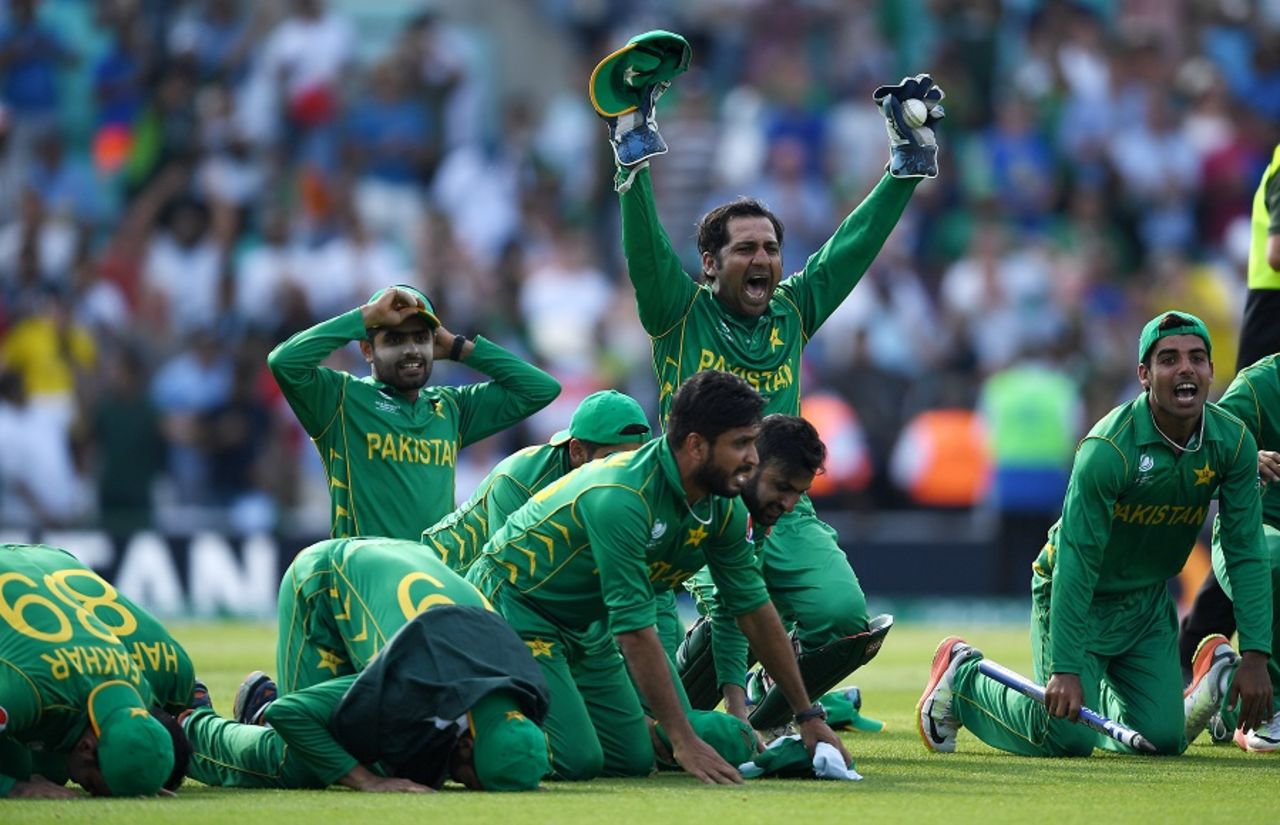 Sarfraz Ahmed and his team pay thanks for their trophy, India v Pakistan, Final, Champions Trophy 2017, The Oval, London, June 18, 2017