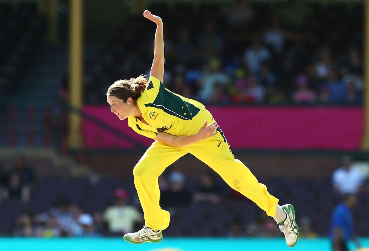 Rene Farrell powers through a delivery, Australia v India, 3rd T20I, SCG, January 31, 2016