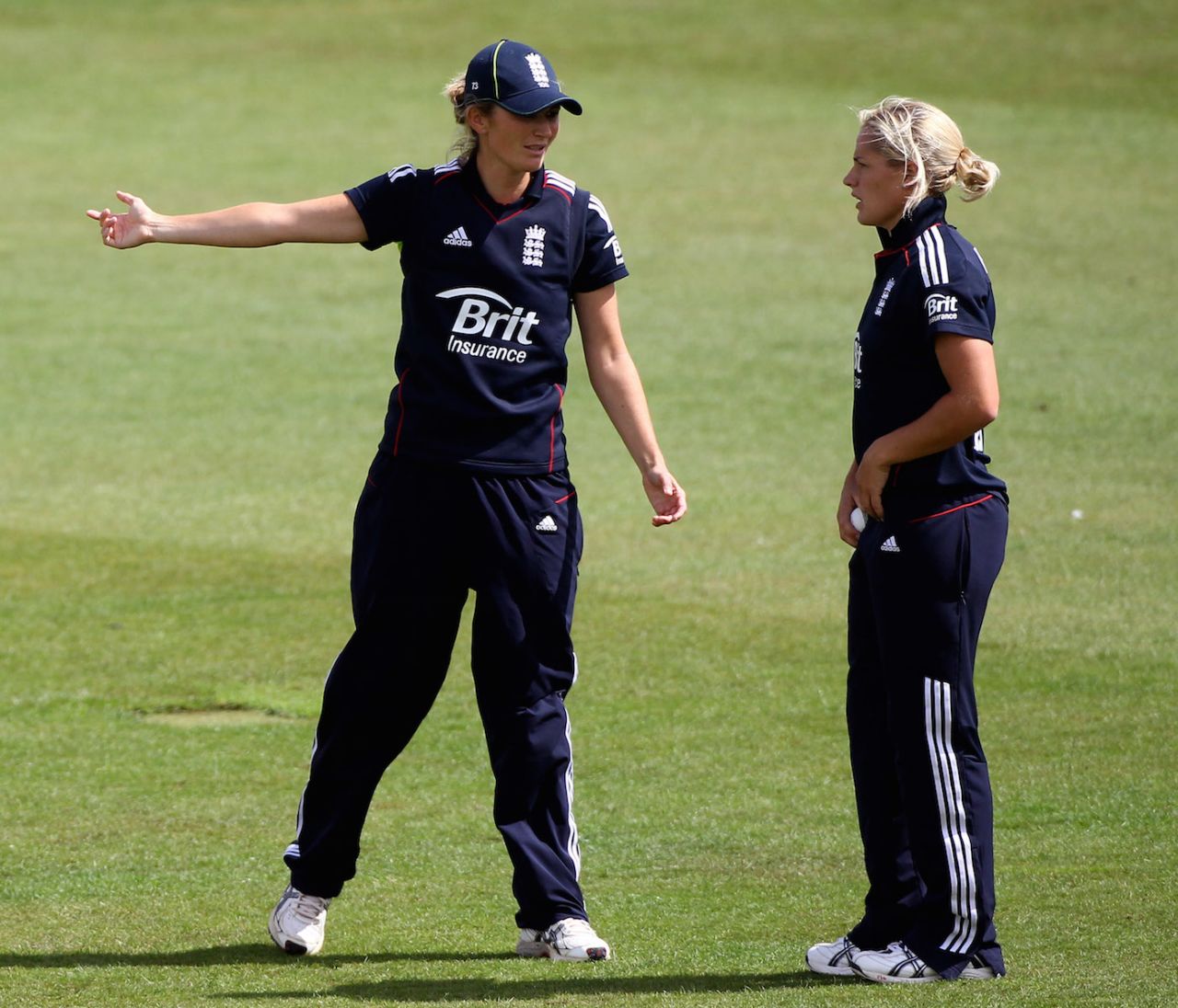 Charlotte Edwards and Katherine Brunt discuss the field, England v New Zealand, 3rd women's ODI, Derby, July 15, 2010