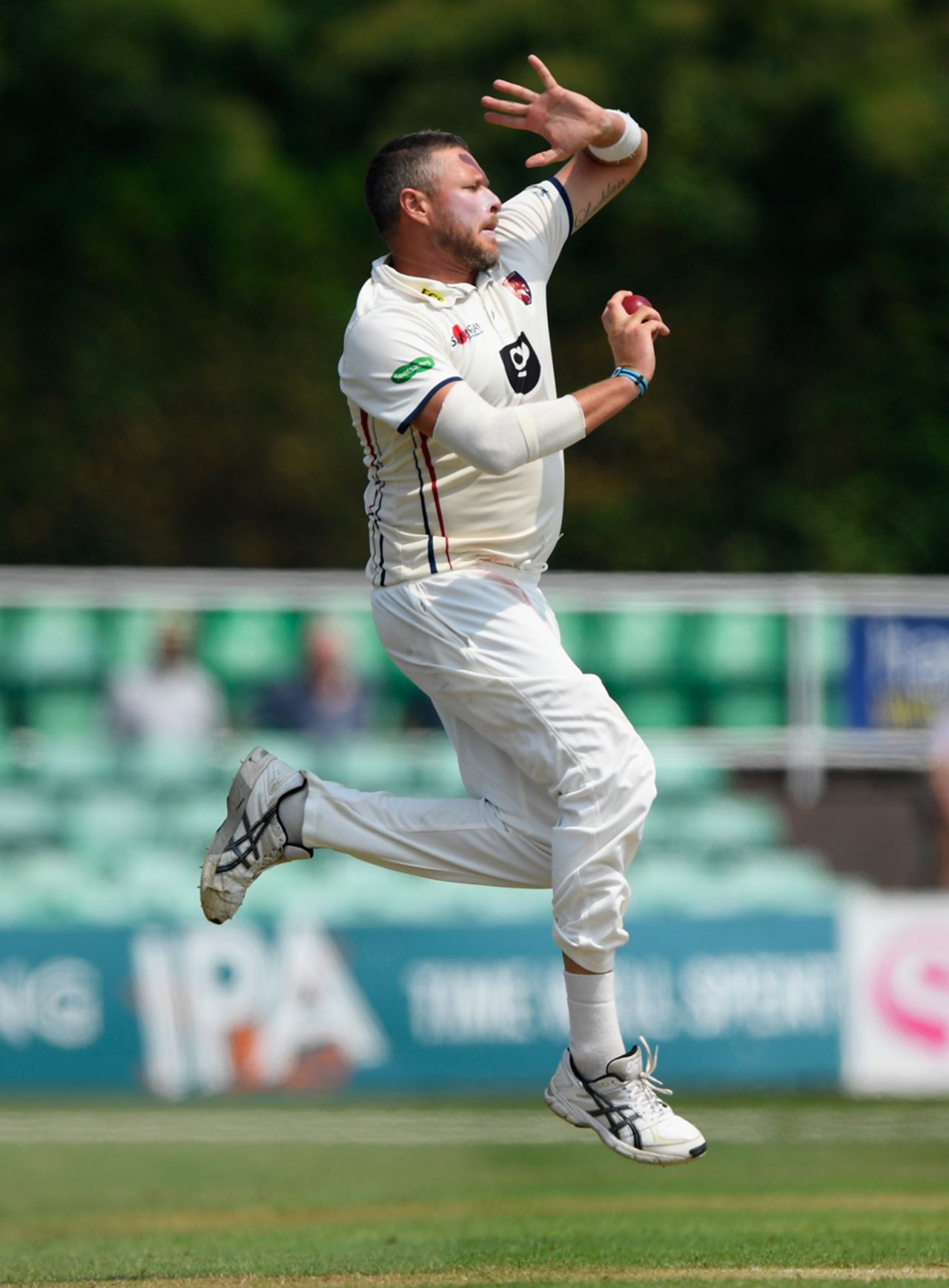 Mitchell Claydon bowling for Kent, Worcestershire v Kent, Specsavers Championship Division Two, Worcester, June 20, 2017