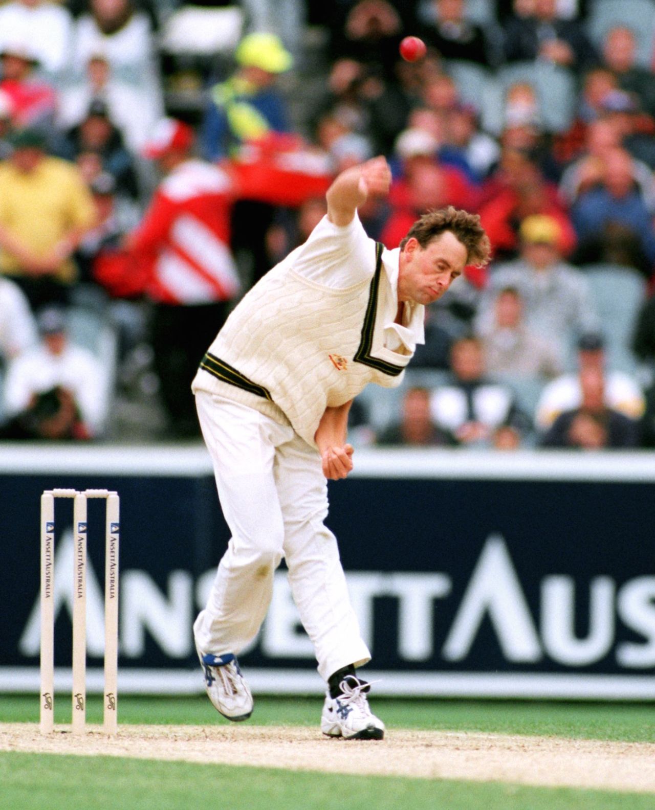 Matthew Nicholson bowls, Australia v England, 4th Test, MCG, 2nd day, December 27, 1998