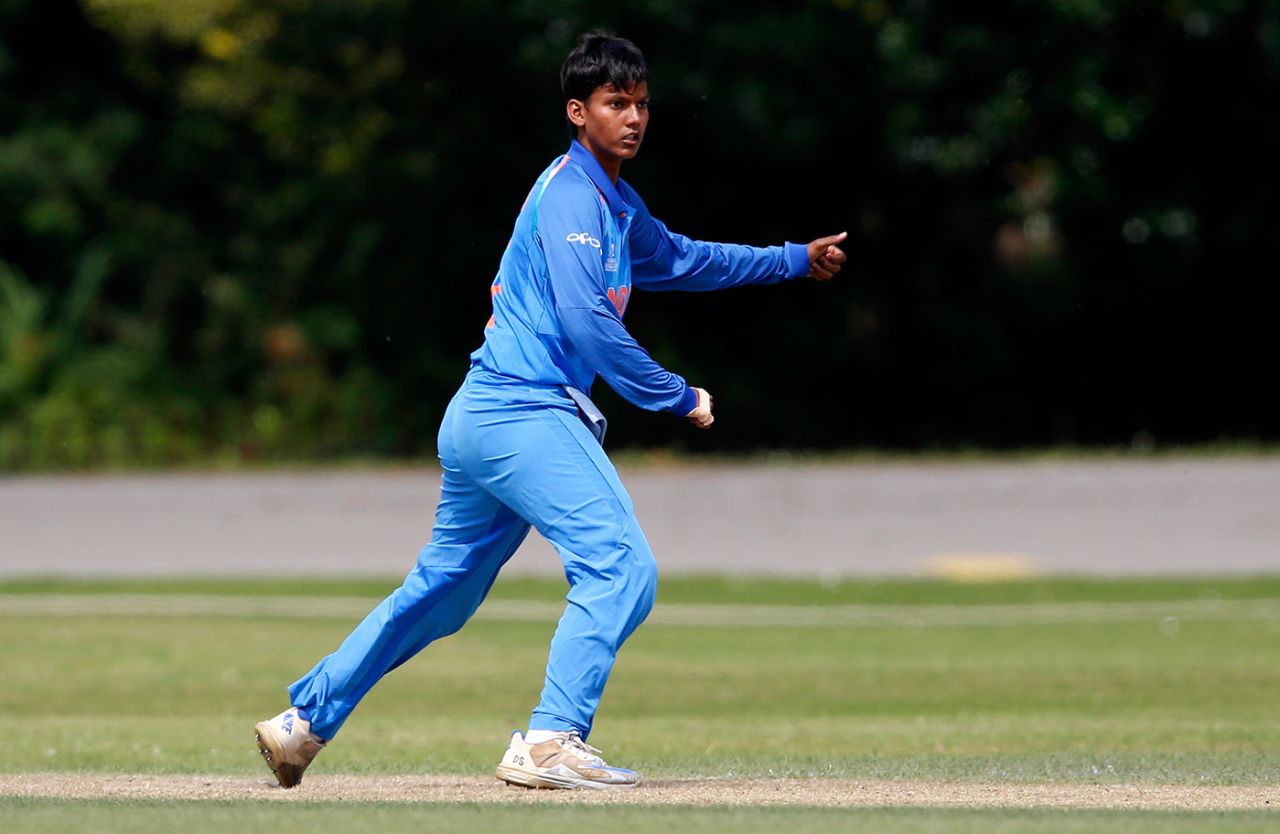 Deepti Sharma bowls, India v Sri Lanka, warm-up match, Women's World Cup, Chesterfield, June 21, 2017
