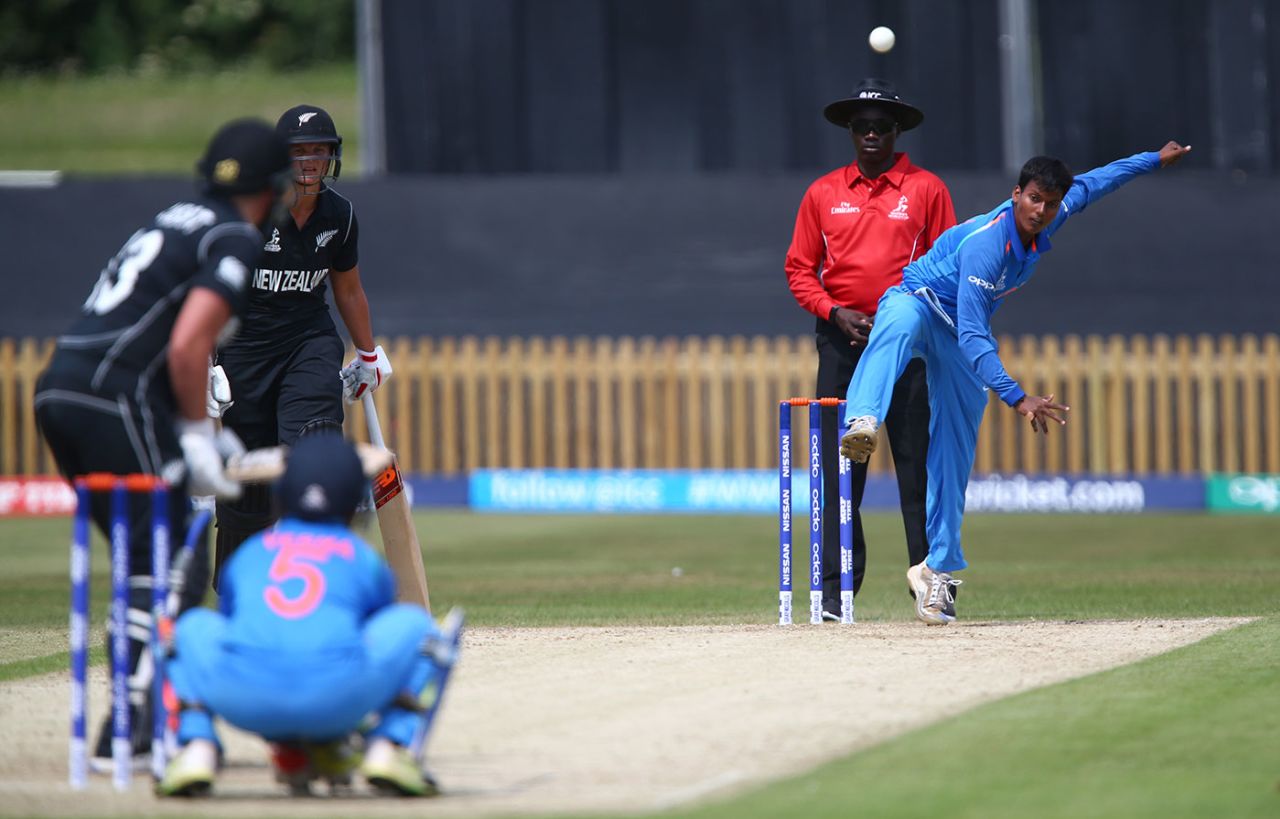 Deepti Sharma bowls to Suzie Bates, India v New Zealand, ICC Women's World Cup warm-up, Derby, June 19, 2017