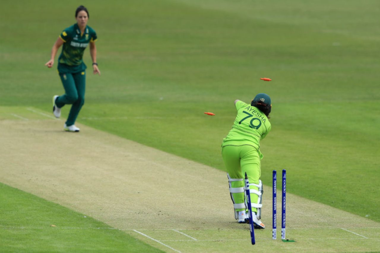 Marizanne Kapp sneaks past Ayesha Zafar's defence, South Africa v Pakistan, Women's World Cup, Leicester, June 25, 2017