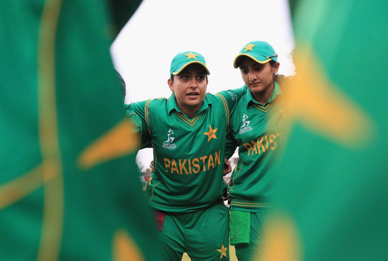 Sana Mir delivers a talk in the team huddle ahead of the start of play, England v Pakistan, Women's World Cup, Leicester, June 27, 2017