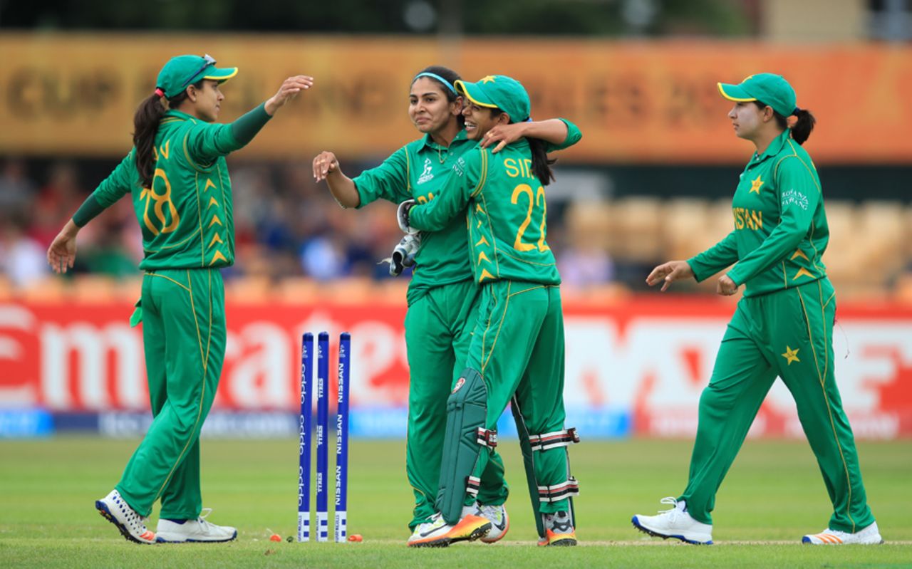 Kainat Imtiaz celebrates with her team-mates, England v Pakistan, Women's World Cup, Leicester, June 27, 2017