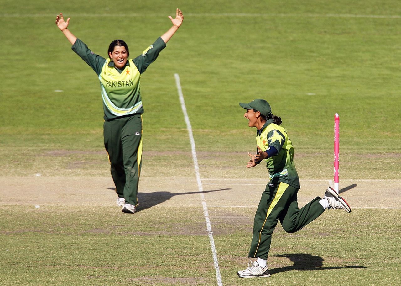Sana Mir (left) and Bismah Maroof celebrate Pakistan's victory, Pakistan v Sri Lanka, 5th match, ICC Women's World Cup, Manuka Oval, Canberra, March 9, 2009