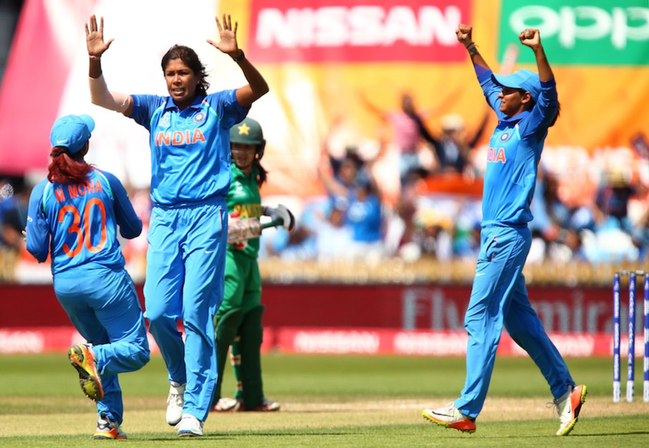 Jhulan Goswami removed Javeria Khan for 6, India v Pakistan, Women's World Cup 2017, Derby, July 2, 2017