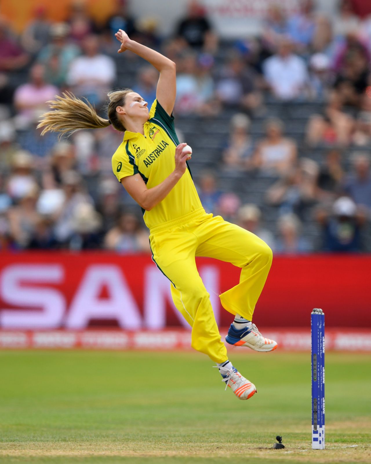 Ellyse Perry in her pre-delivery leap