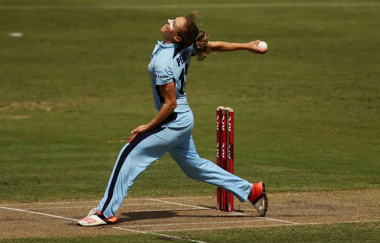 Ellyse Perry bowls for New South Wales, New South Wales Women v Victoria Women, Australian Women's Twenty20 Cup final, Canberra, January 28, 2015