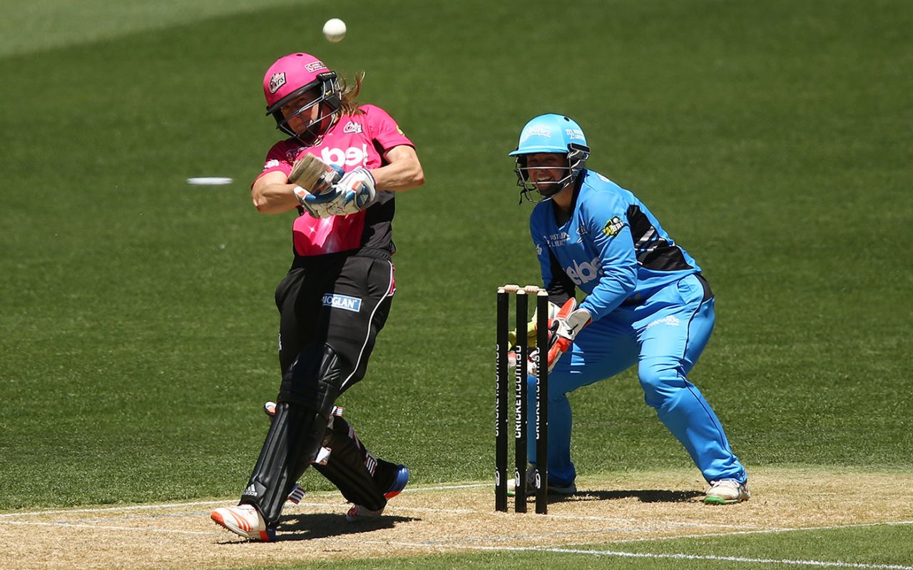 Ellyse Perry pulls, Adelaide Strikers v Sydney Sixers, WBBL 2016-17, Adelaide, January 2, 2017