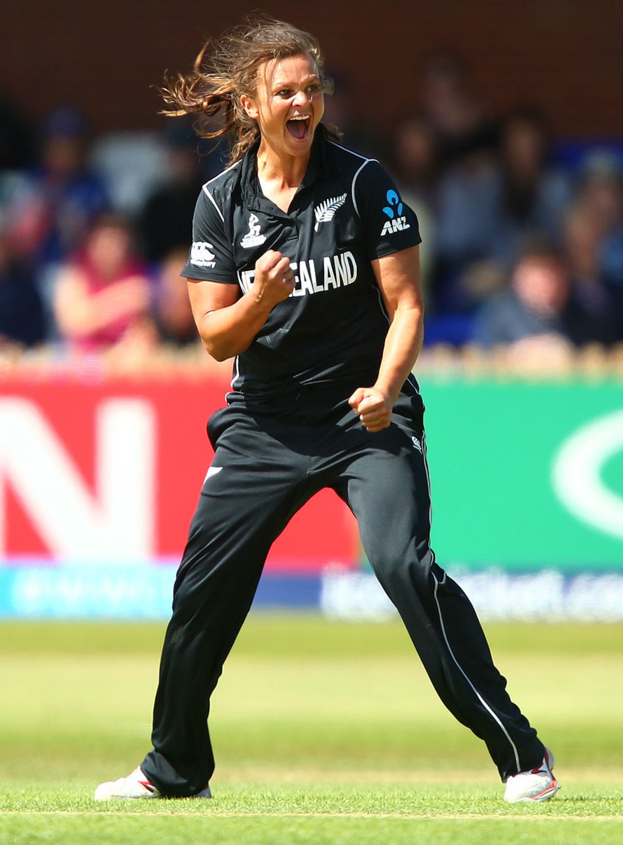 Suzie Bates claims the wicket of Heather Knight, England v New Zealand, Women's World Cup, Derby, July 12, 2017
